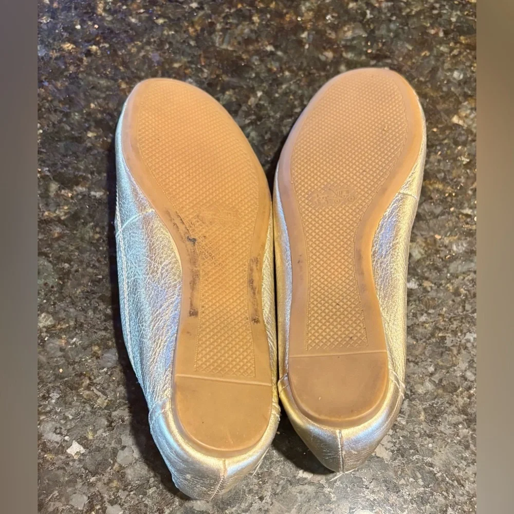 ⭐️Coach Chelsea Leather Metallic Gold Round Toe Flats ⭐️